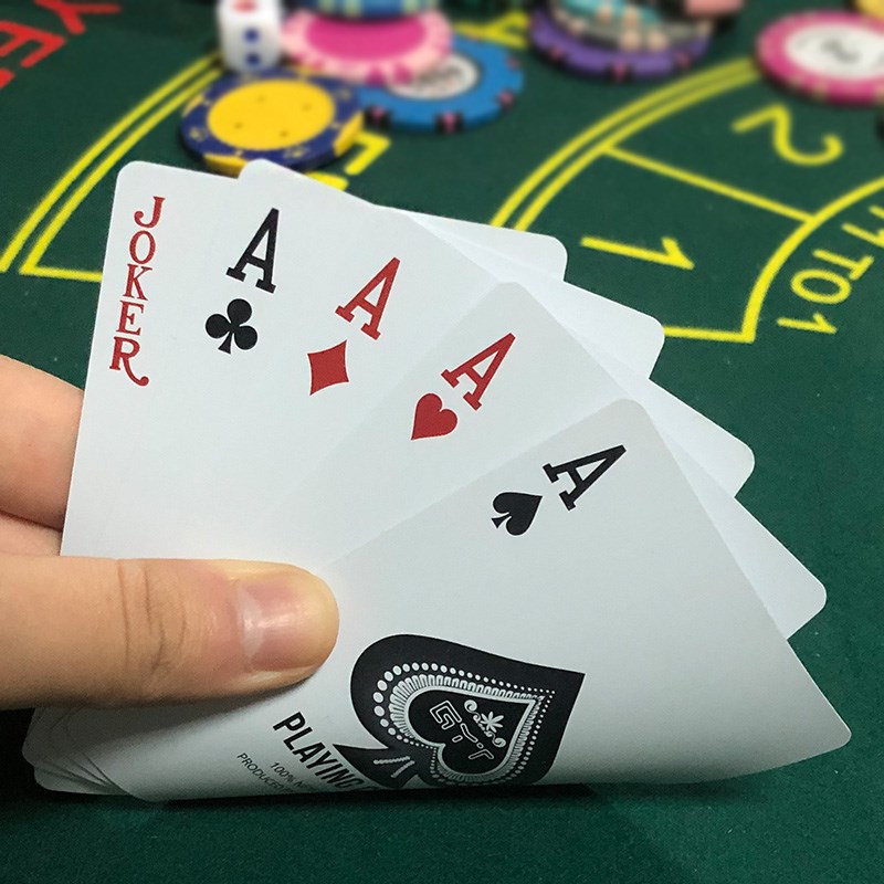 Board Game Viral - 2 Chiếc Xi Thẻ Nhựa 100%